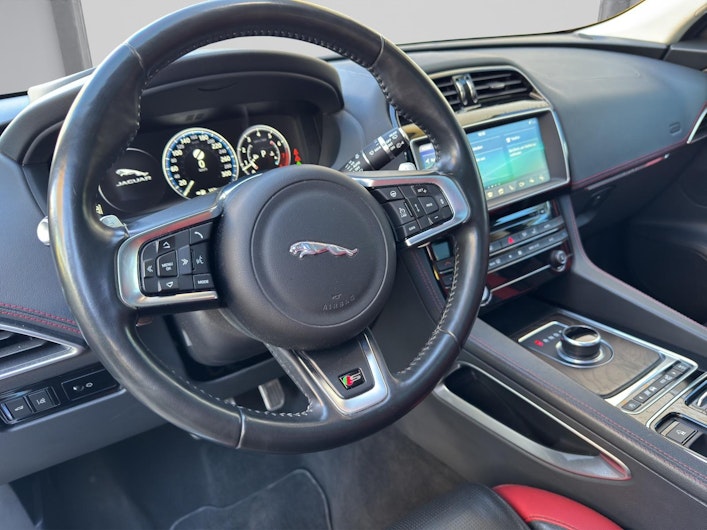 Vehicle image JAGUAR F-PACE