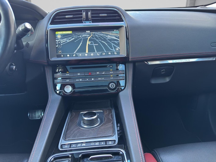 Vehicle image JAGUAR F-PACE