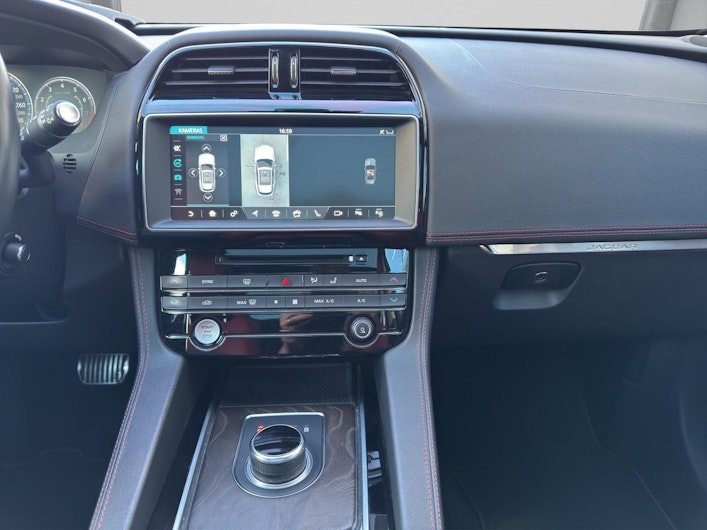 Vehicle image JAGUAR F-PACE