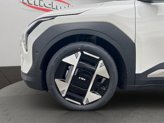 Vehicle image 18 Vehicle image 18