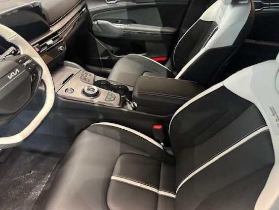 Vehicle image 4 Vehicle image 4