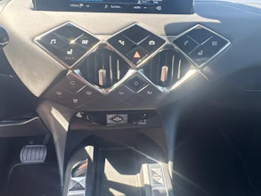 https://vehicle.imgix.net/4023002/a319466f-8f89-4f60-8159-4070d8f1b42e.jpg