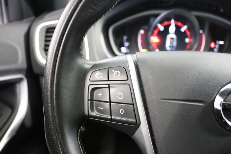 Vehicle image VOLVO V40