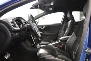 Vehicle image VOLVO V40 2.0 D2 R-Design S/S