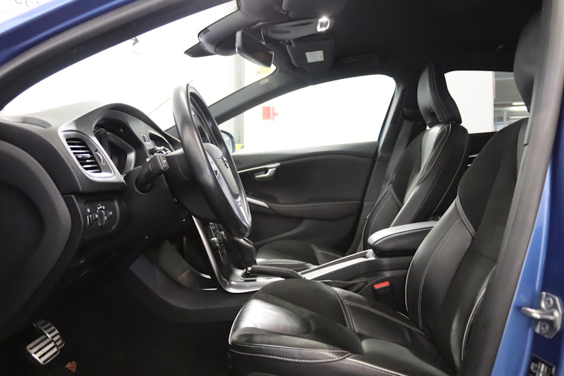 Vehicle image VOLVO V40