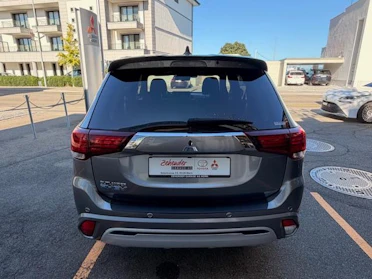 MITSUBISHI OUTLANDER 8