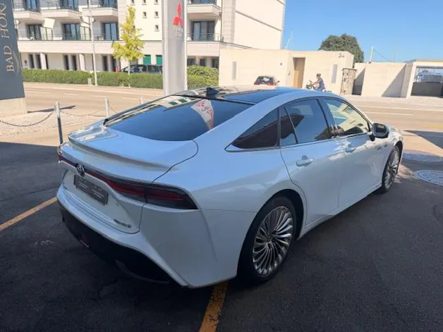 Toyota Mirai Fuel Cell Platinum