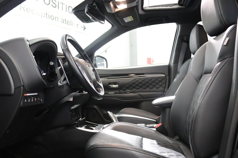 Vehicle image MITSUBISHI OUTLANDER