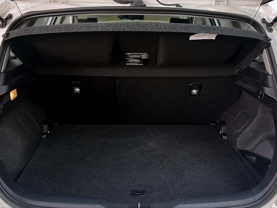 Vehicle image 6 Vehicle image 6