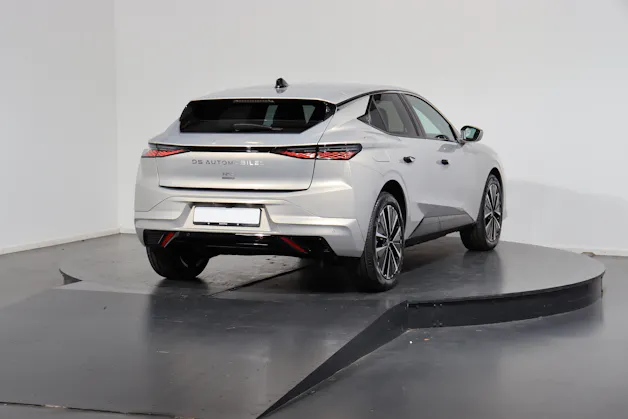 DS Automobiles No4 E-Tense Étoile Alcantara