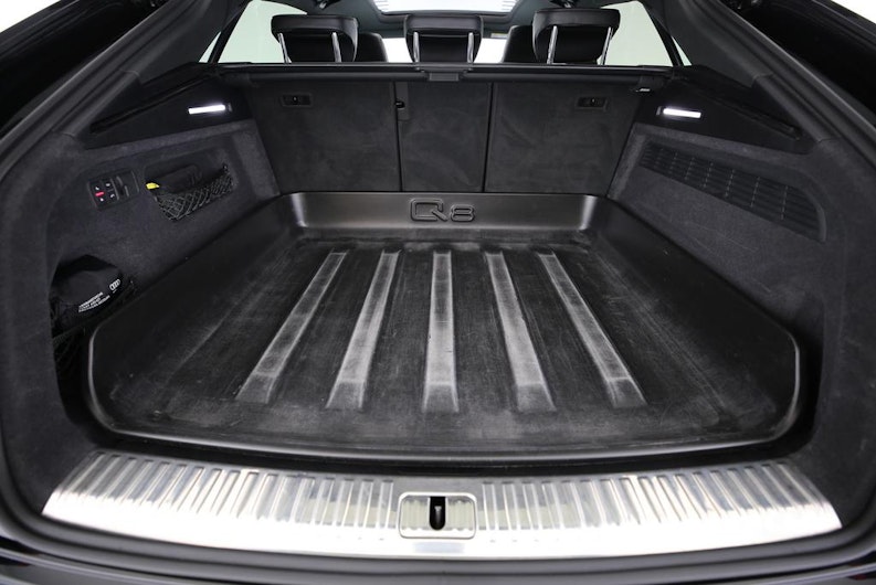 Vehicle image AUDI Q8