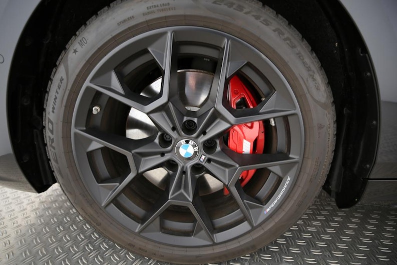 Vehicle image BMW i5