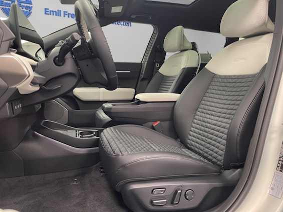 Vehicle image 6 Vehicle image 6