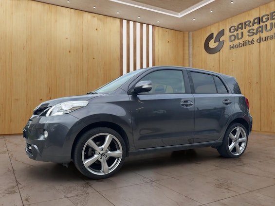 First vehicle image