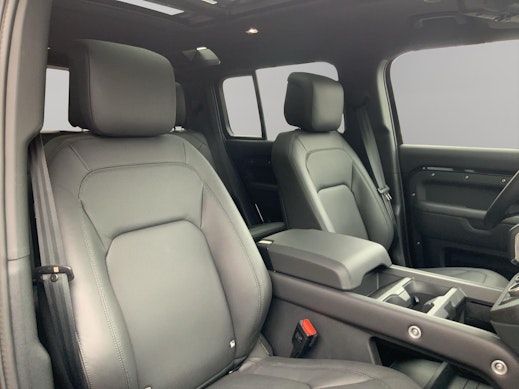 LAND ROVER Defender 110 3.0 D I6 300 X-Dynamic HSE 2