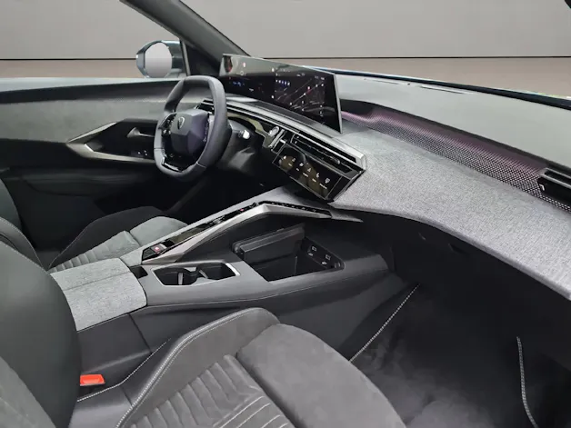 Peugeot E-5008 Launch Edition AWD