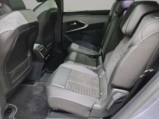 Peugeot E-5008 Launch Edition AWD