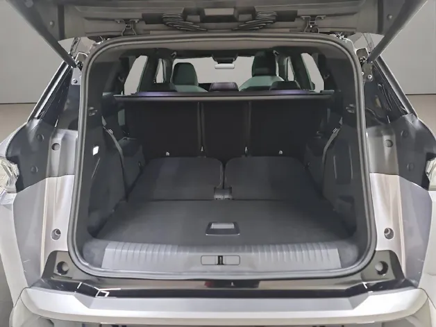 Peugeot E-5008 Launch Edition AWD