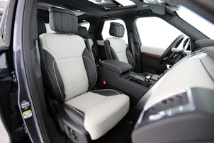 Vehicle image LAND ROVER Discovery 3.0 D I6 300 Dynamic HSE