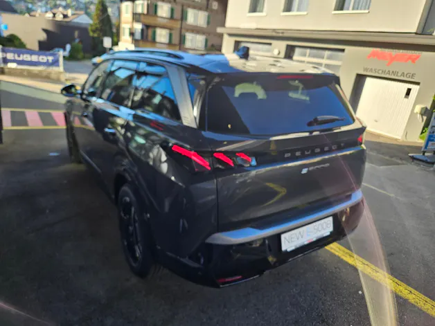 PEUGEOT 5008 e-Launch Edition AWD