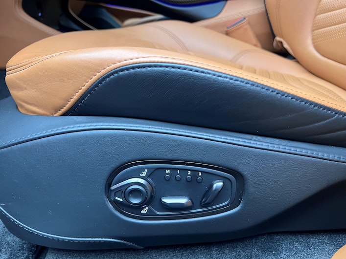 Vehicle image ASTON MARTIN DBX