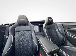 https://vehicle.imgix.net/4033059/4b61f2c6-60a3-493e-8fa7-ce4699439b45.jpg