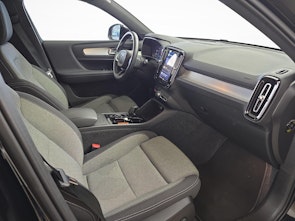 Vehicle image VOLVO XC40 2.0 B3 MH Plus Dark / Jetzt mit attraktivem 1.9% Leasing!