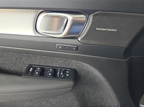 Vehicle image VOLVO XC40 2.0 B3 MH Plus Dark / Jetzt mit attraktivem 1.9% Leasing!