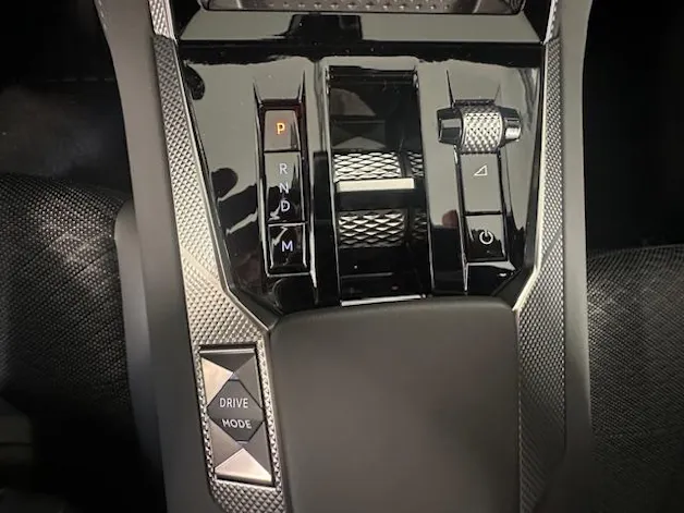 DS Automobiles No4 1.2 Hybrid Pallas