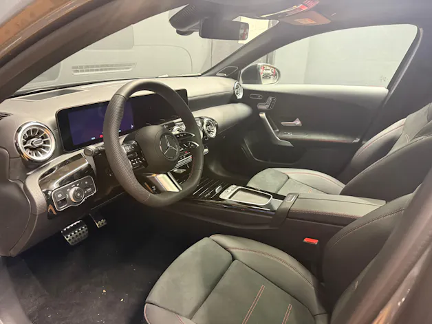 Mercedes-Benz A 250 e EQ Star - AMG / DISTRONIC / 360 Grad Kamera