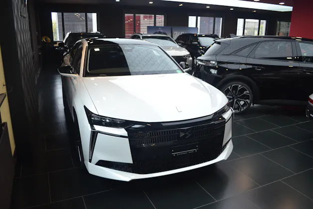 DS Automobiles No4 E-Tense Jules Verne
