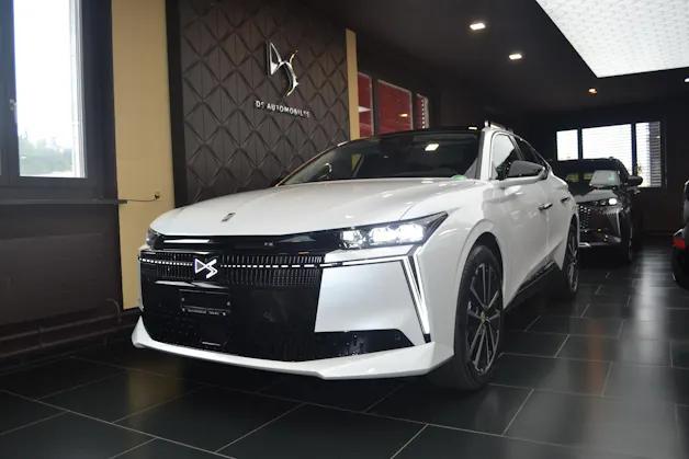 DS Automobiles No4 E-Tense Jules Verne