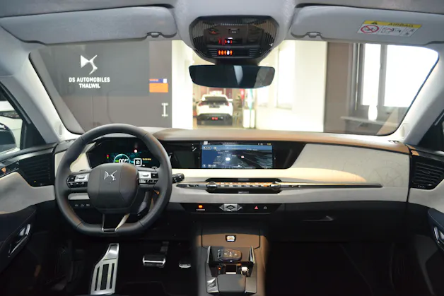 DS Automobiles No4 E-Tense Jules Verne