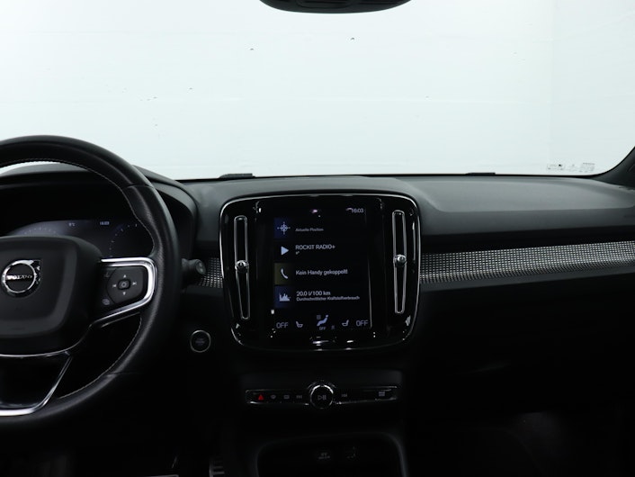Vehicle image VOLVO XC40