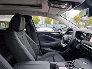 DS Automobiles No4 E-Tense Étoile Alcantara
