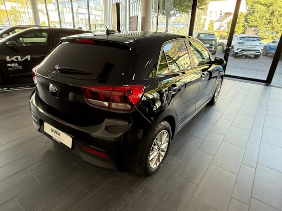 Vehicle image 4 Vehicle image 4