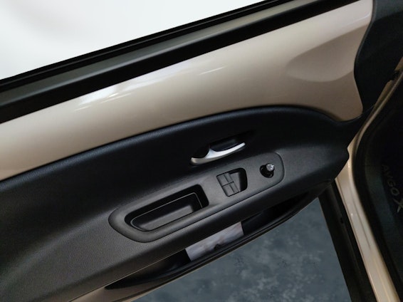 Vehicle image 14 Vehicle image 14