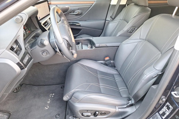 Vehicle image 4 Vehicle image 4