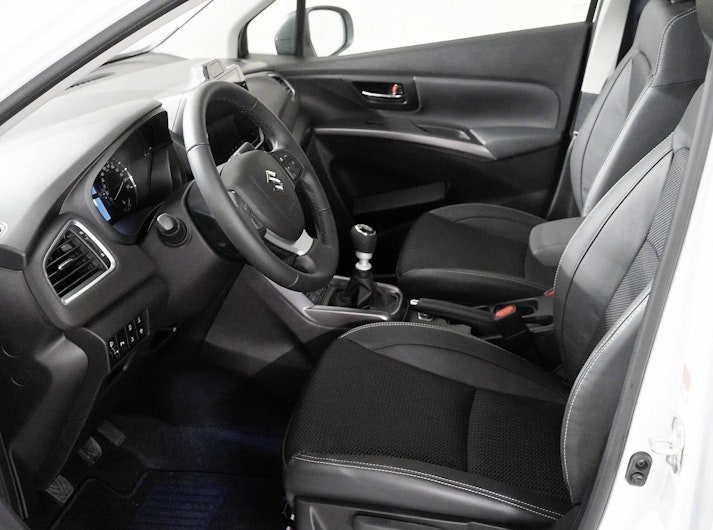 Vehicle image SUZUKI S-CROSS