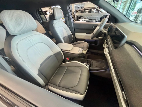 Vehicle image 9 Vehicle image 9