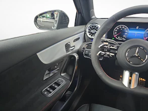 https://vehicle.imgix.net/4043873/676cb574-9571-4f11-89a7-0bd9bc2b8a31.jpg