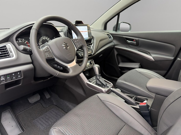 Vehicle image SUZUKI S-CROSS