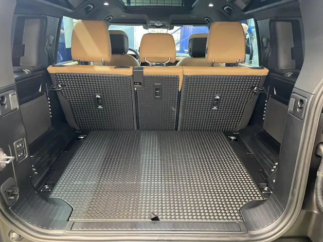 Land Rover Defender 110 3.0 D I6 300 X-Dynamic HSE
