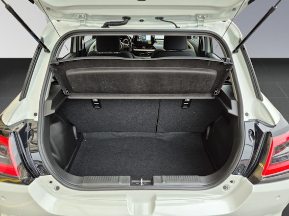 Vehicle image 17 Vehicle image 17