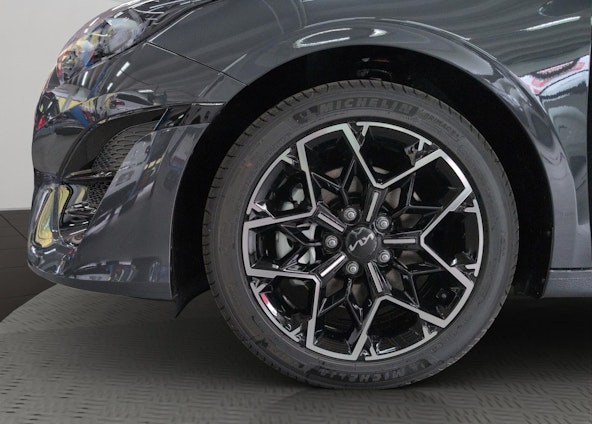 Vehicle image 16 Vehicle image 16