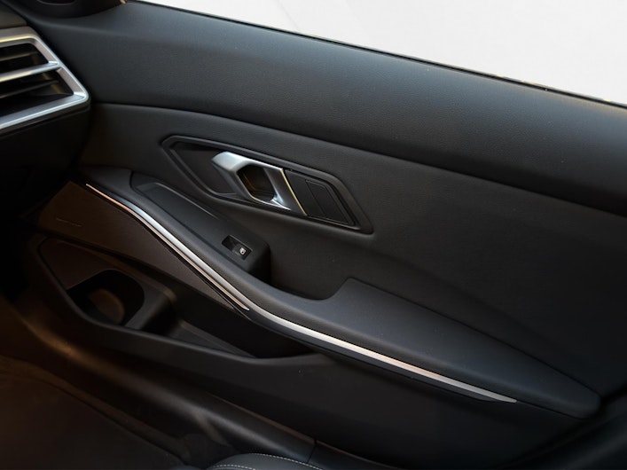 Vehicle image BMW 3 SERIES