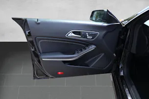 MERCEDES-BENZ CLA 180 Urban Shooting Brake