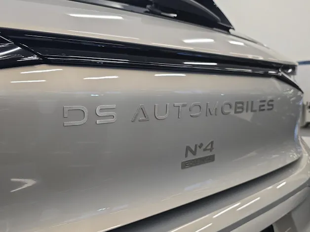 DS Automobiles No4 E-Tense Étoile Alcantara
