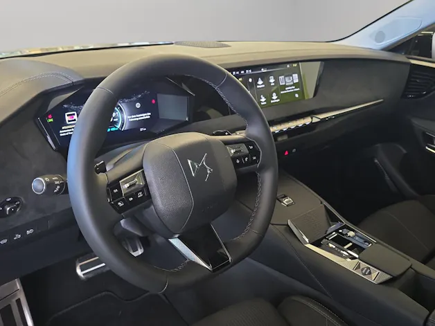 DS Automobiles No4 E-Tense Étoile Alcantara