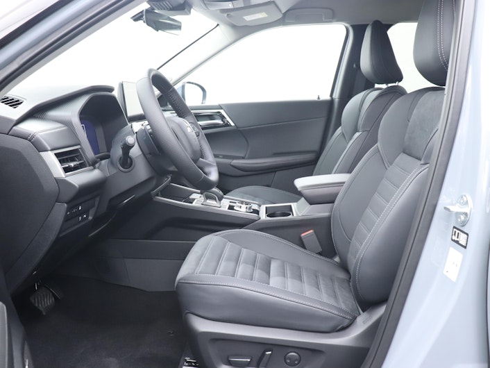 Vehicle image MITSUBISHI OUTLANDER